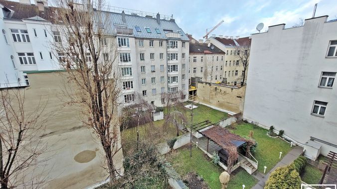 Küche mit Blick in den Innenhof