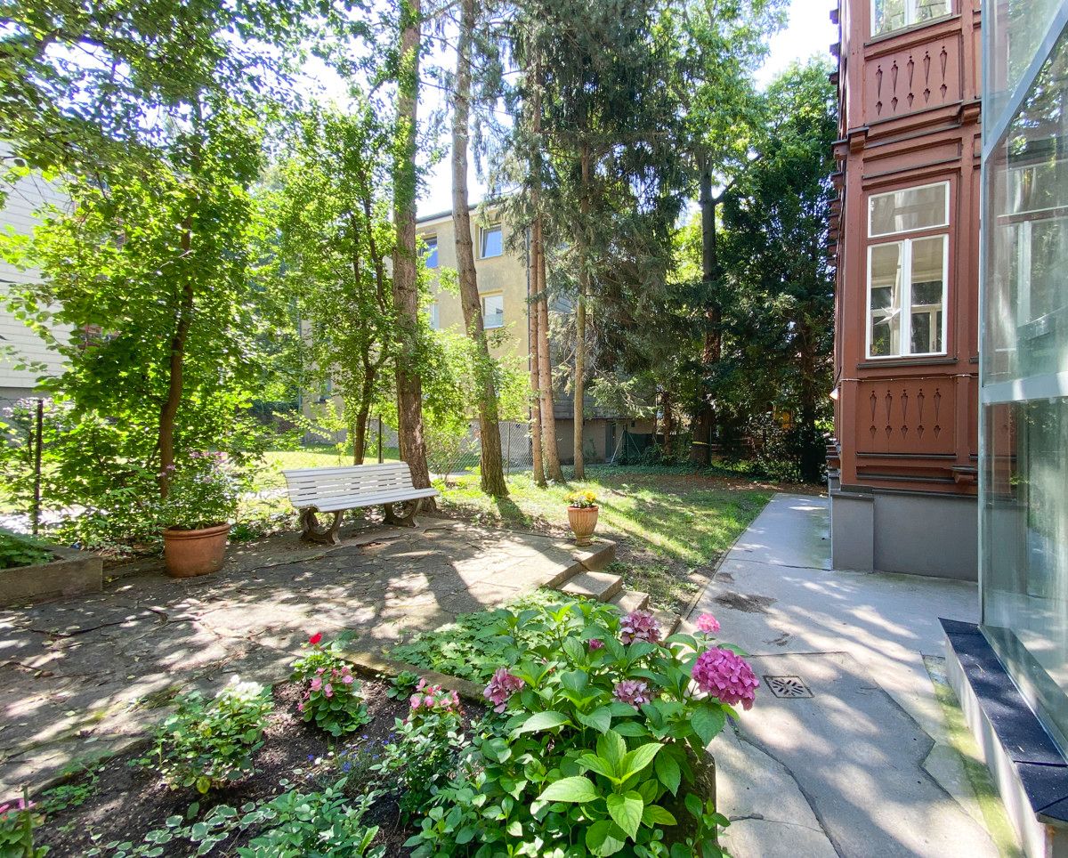 Renovierungsbedürftige Singlewohnung mit Gartenbenutzung in charmantem Altbau