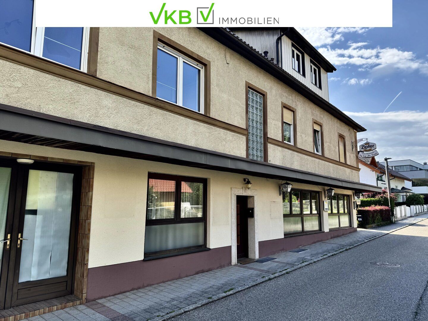 BAD HALL | Ruhiges Wohnen über kulinarischer Vielfalt! 2-Zimmer-Wohnung im 4-Parteienhaus!