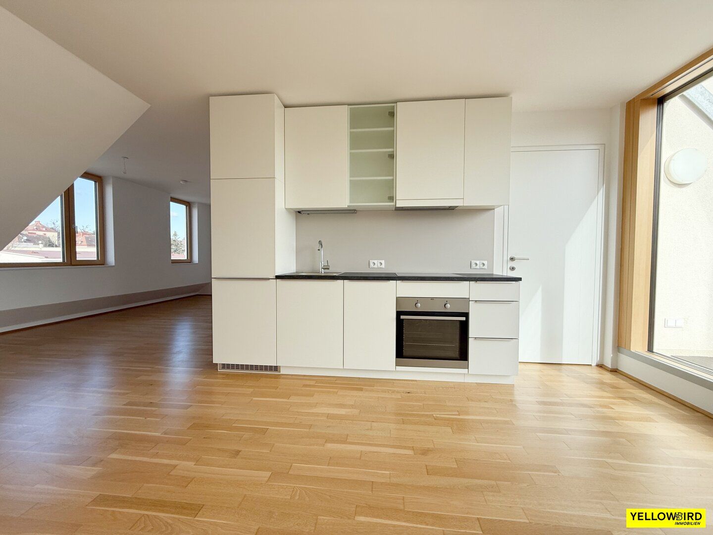Erstbezug | Große Fenster | Fußbodenheizung | Tischler Möbel