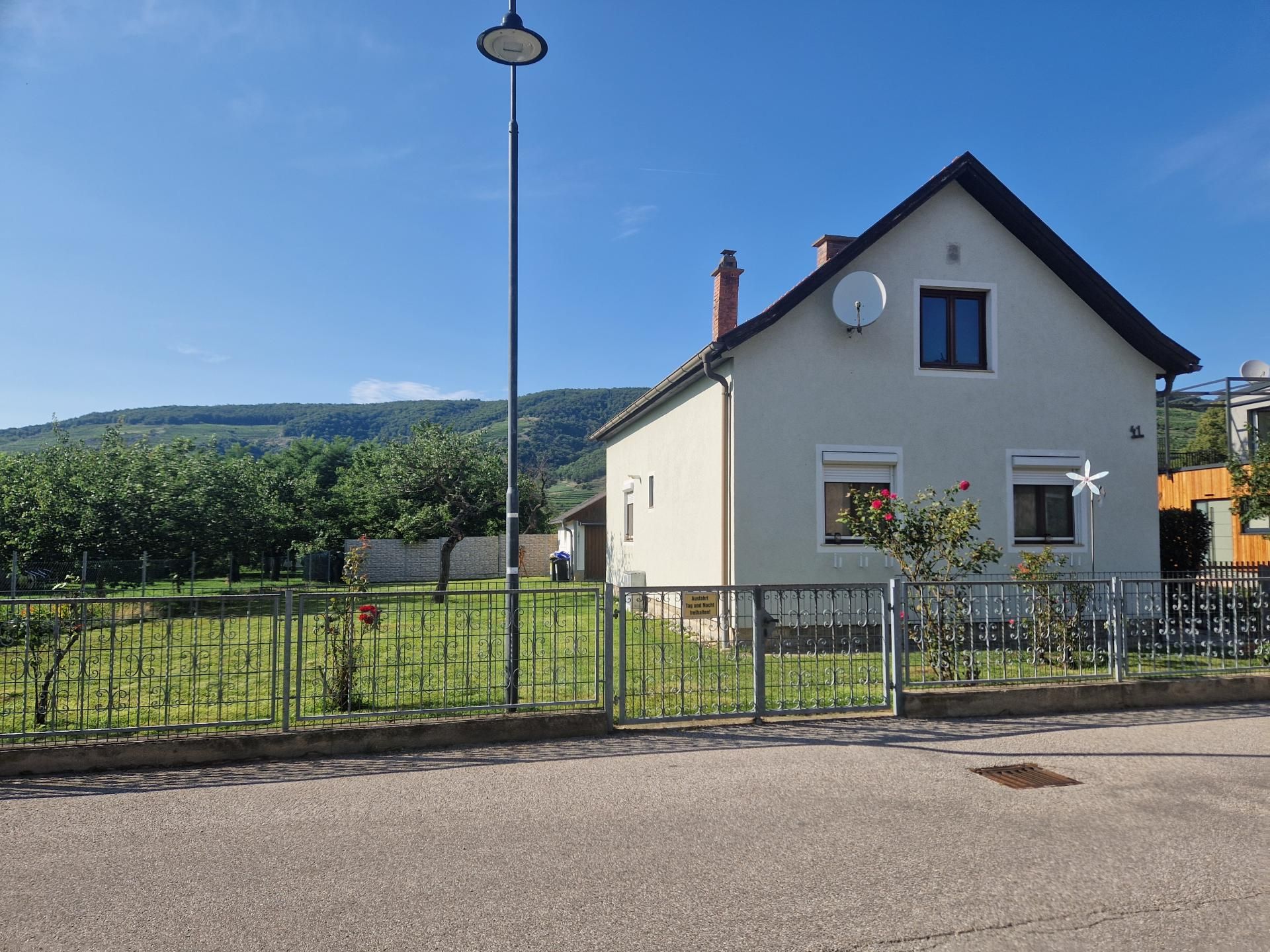 GARTEN- UND OBSTLIEBHABER AUFGEPASST - LIEBEVOLLES LANDHAUS FÜR ZWEI PERSONEN MIT GROSSEM GRUNDSTÜCK SAMT OBSTBÄUMEN