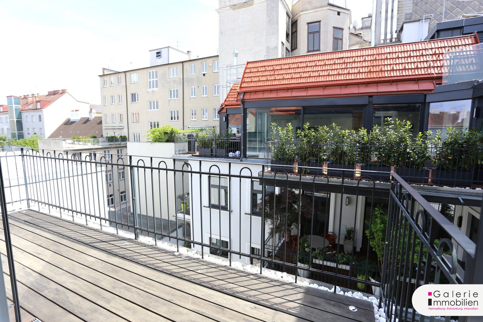 Außergewöhnliche DG-Wohnung mit großen Terrassen und Balkon - zentral begehbar - Nähe Naschmarkt/U4 - Meer