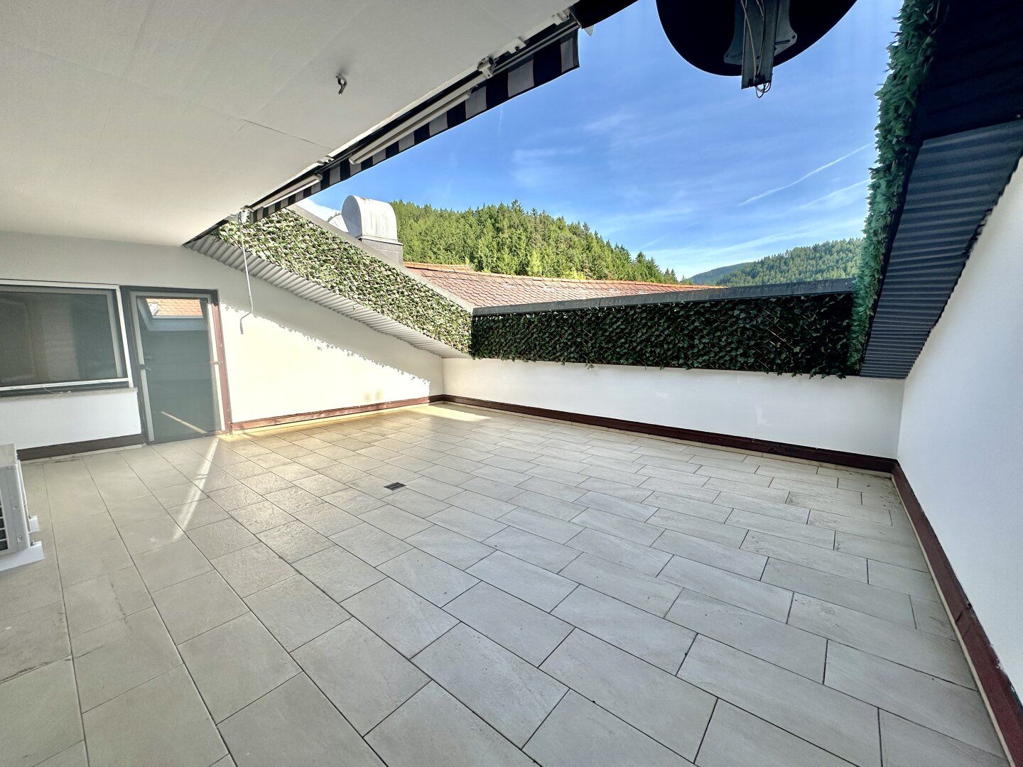 Attraktive 3-Zimmer-Wohnung mit Dachterrasse, Klimaanlage & separater Küche
