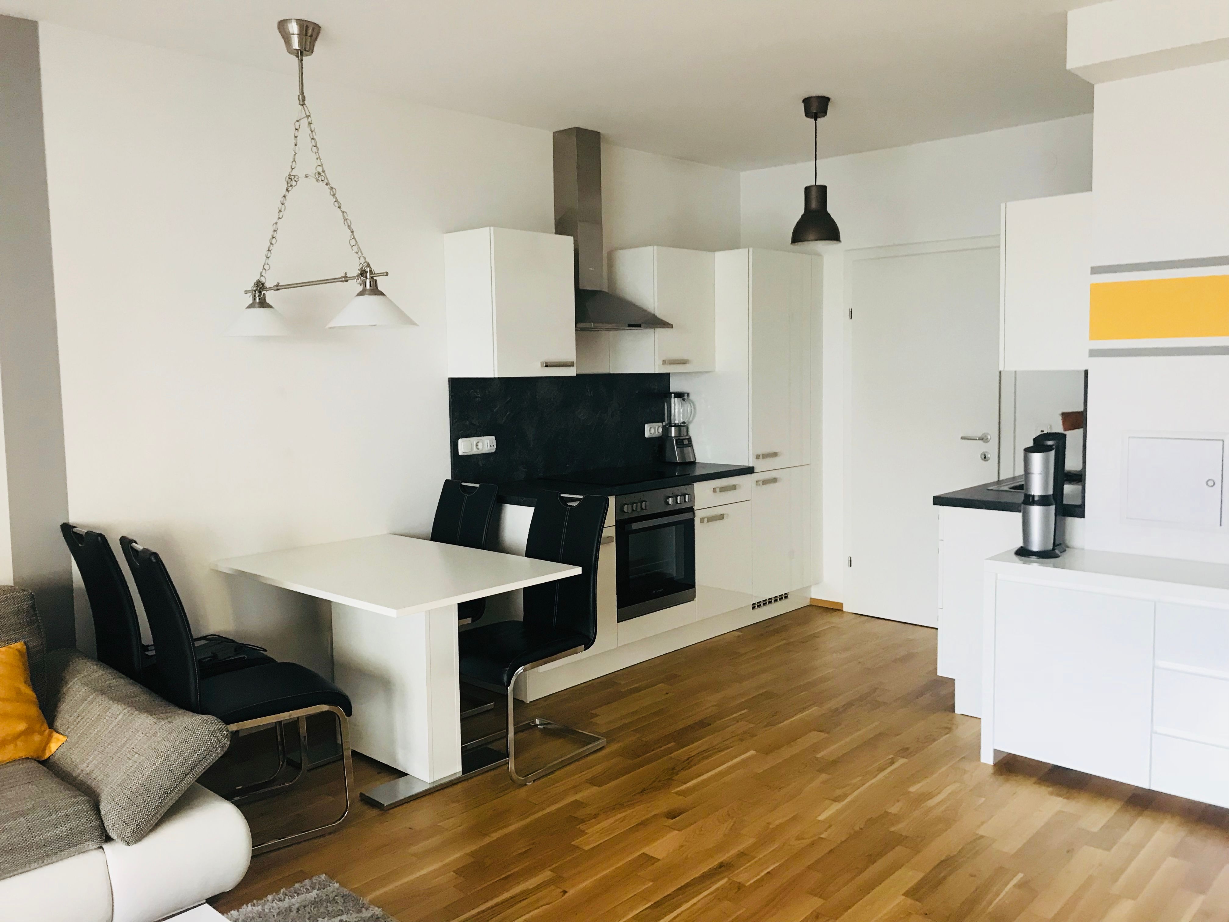 Möblierte 2 Zimmer Wohnung mit Loggia, Terrasse + Eigengarten