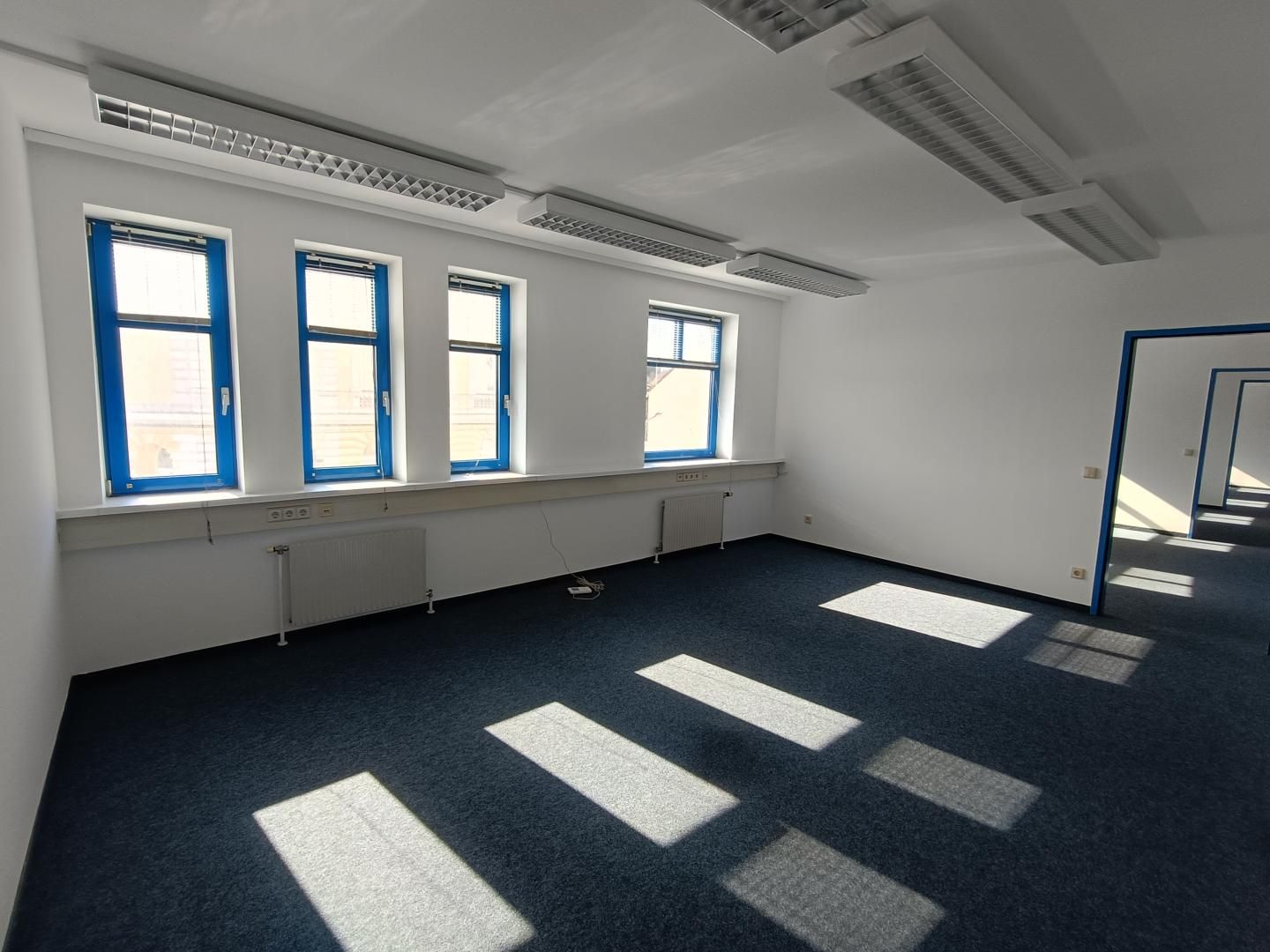 Idealer Standort für Kanzleien, Praxen und Dienstleistungsunternehmen - Topfrequenzlage mit direkter Bahnhofsanbindung