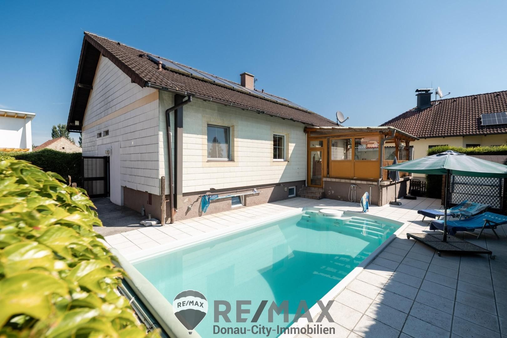 Ihr neues Zuhause: Haus mit Pool, Wintergarten & Komfort