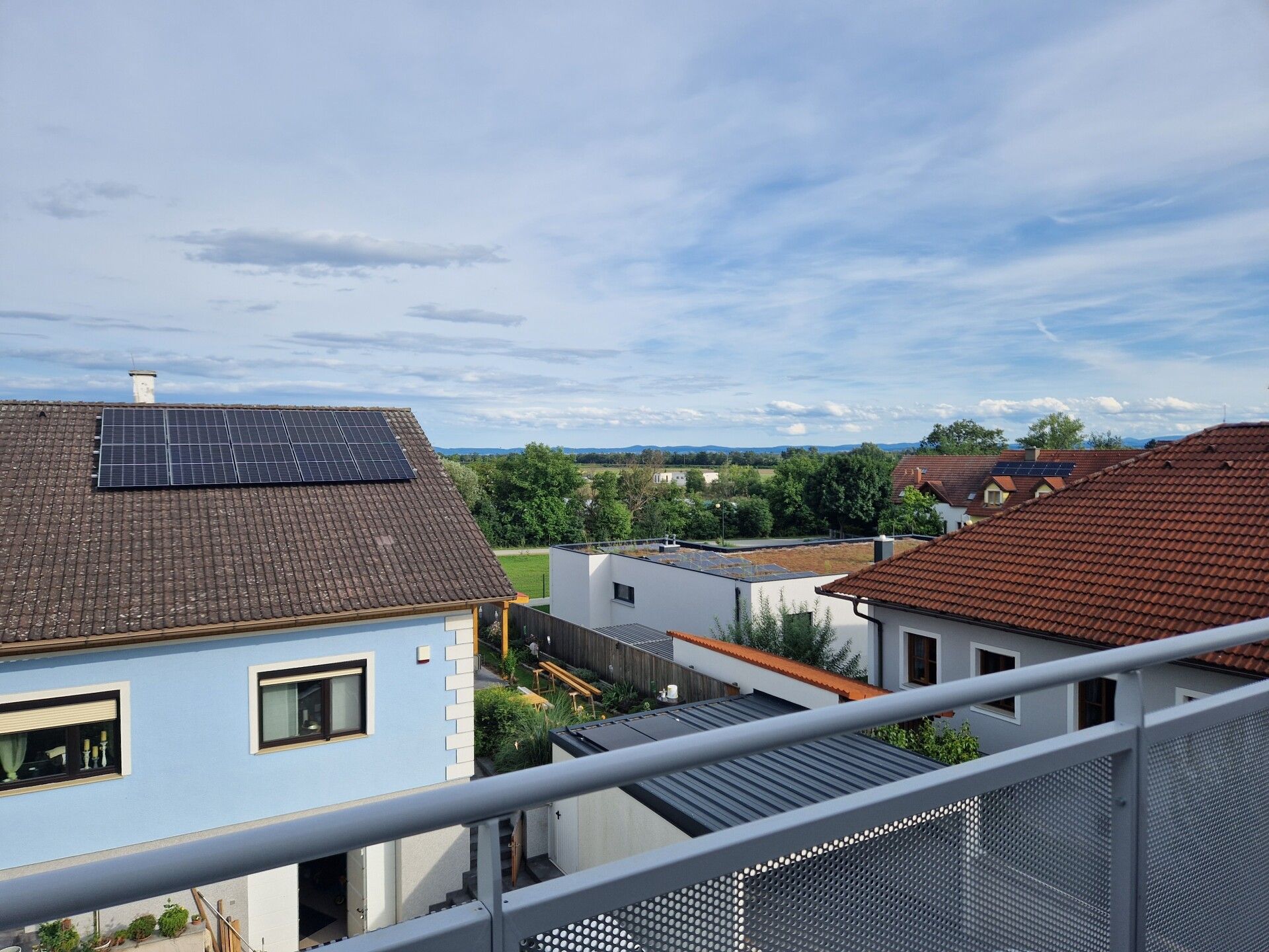 LICHTDURCHFLUTETE TERRASSENWOHNUNG MIT TOLLEM AUSBLICK - PROVISIONSFREI - ÜBERGABE ERFOLGT BEZIEHBAR UND SCHLÜSSELFERTIG MIT BAD - OPTIONALER TIEFGARAGENPARKPLATZ