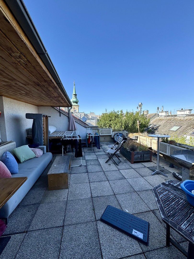 Urban Life & Work: Großzügige Dachgeschoß-Maisonette mit Terrasse beim Kutschkermarkt