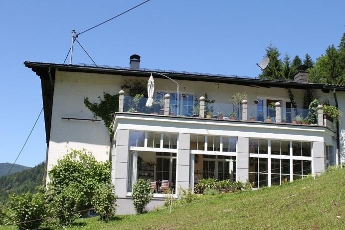 Kolosale Doppelhaushälfte mit Fischteiche in Ruhelage!