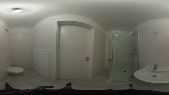 Badezimmer mit Dusche und Toilette