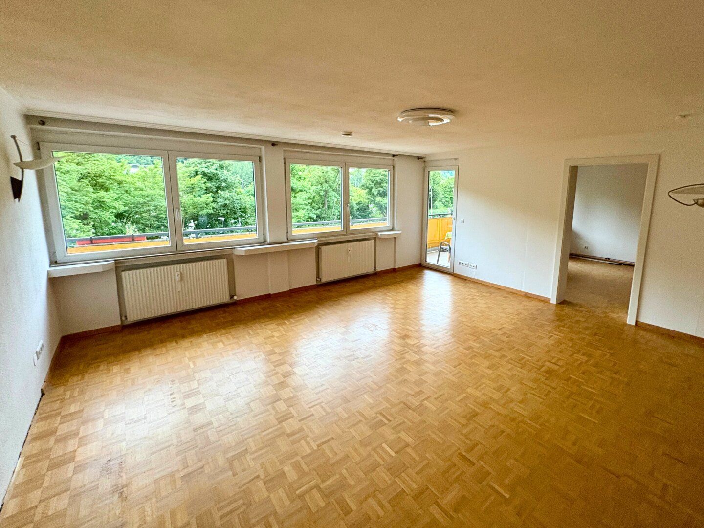 Lichtdurchflutete DG-Wohnung mit Panoramablick & Tiefgaragenbox