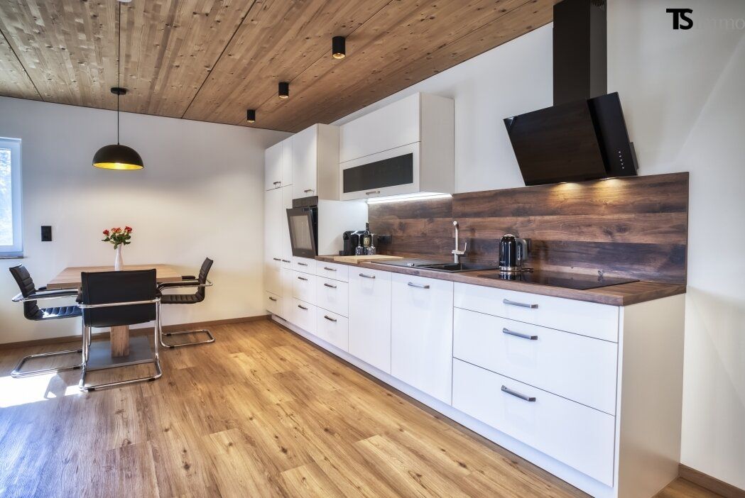Bregenz: Langen Top 10: Gemütlich & modern vereint - 50 m² 2-Zimmer-Wohnung mit Schwedenofen, hochwertiger Küche und Balkon