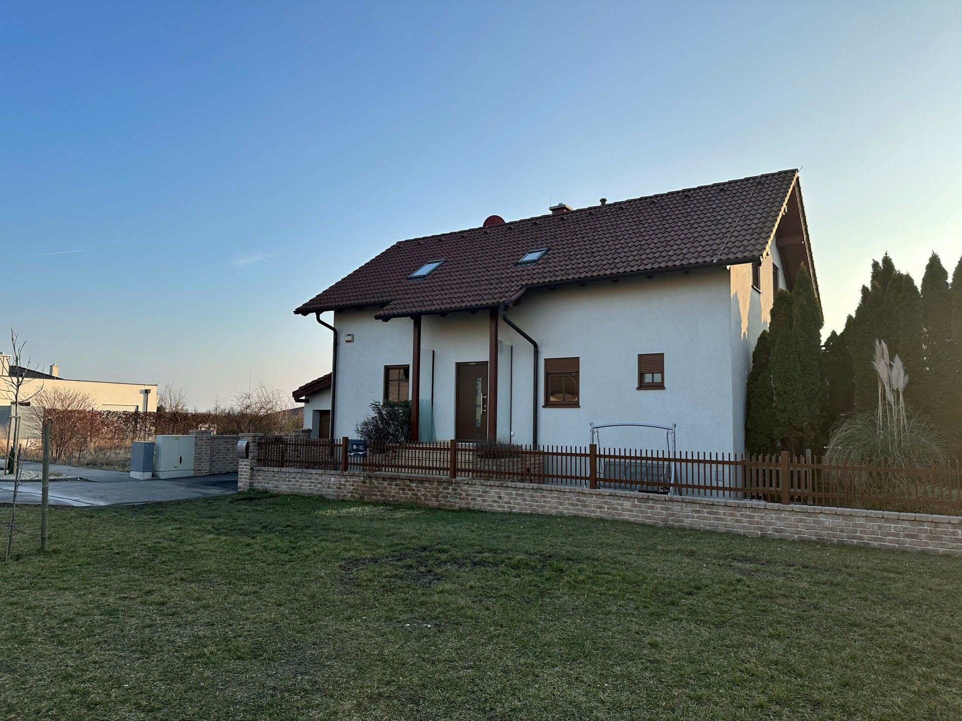 WOHLFÜHLTEMPEL MITTEN IM GRÜNEN IN TOLLER WOHNLAGE MIT VIELEN HOCHWERTIGEN AUSSTATTUNGSDETAILS