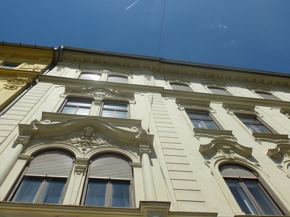 Dachgeschoss - 2 sanierte Wohneinheiten in einem wunderschönen Jugendstilhaus sowie KFZ-Tiefgaragenabstellplätze in absoluter Bestlage, direkt gegenüber der Karl-Franzens-Universität!