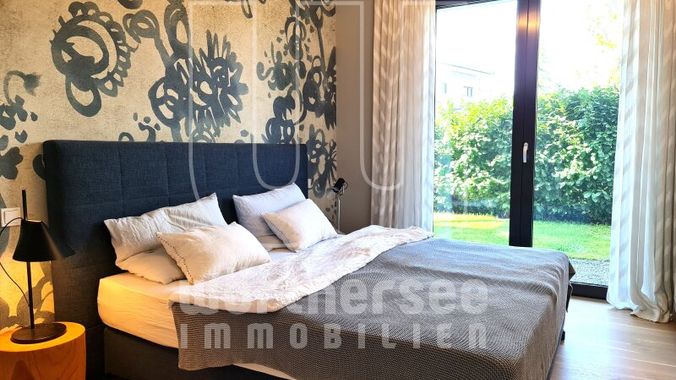das größere Schlafzimmer mit Ausgang zur kleinen Nordterrasse