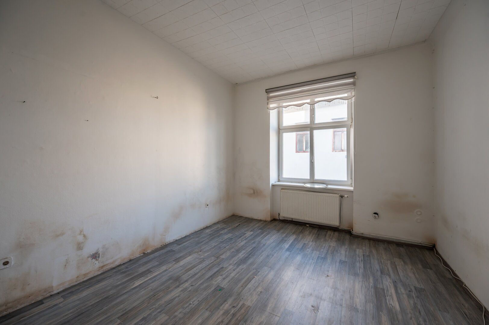**Hannovermarkt** Renovation Opportunity: 3-Room Period Apartment with Airbnb Potential