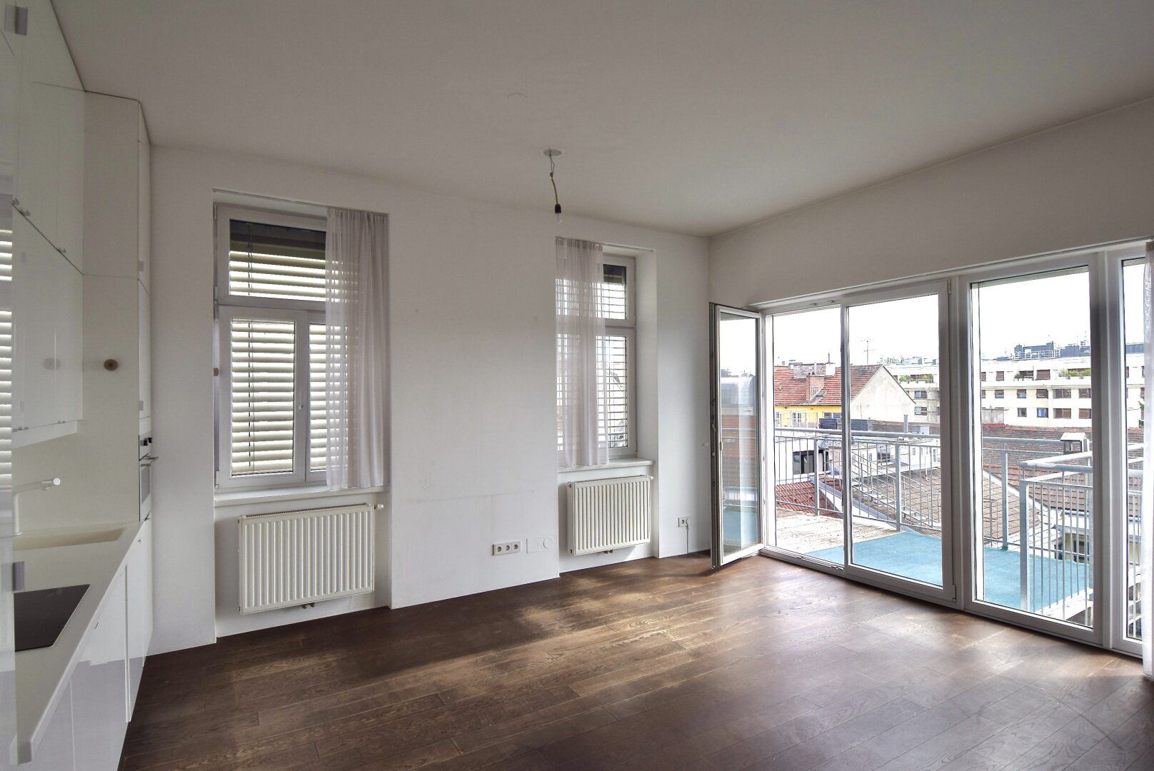 Weitblick, Ruhe & zentrale Lage - Sonnige Altbauwohnung mit Balkon