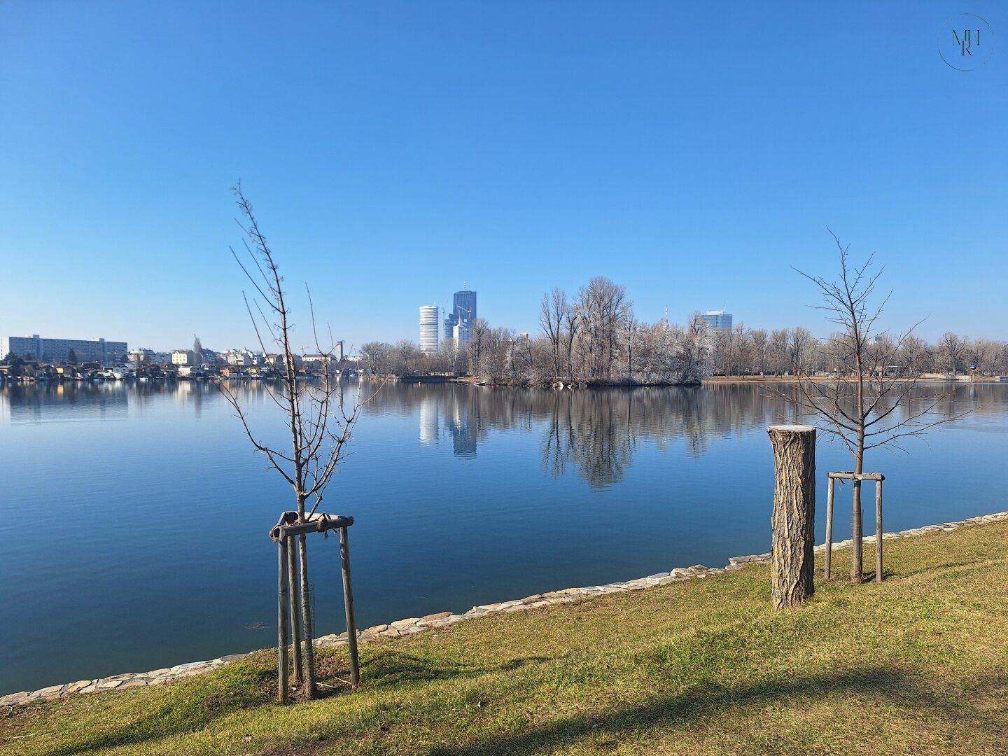 Wohnen am Wasser - Loftartiges Architektenhaus an der alten Donau
