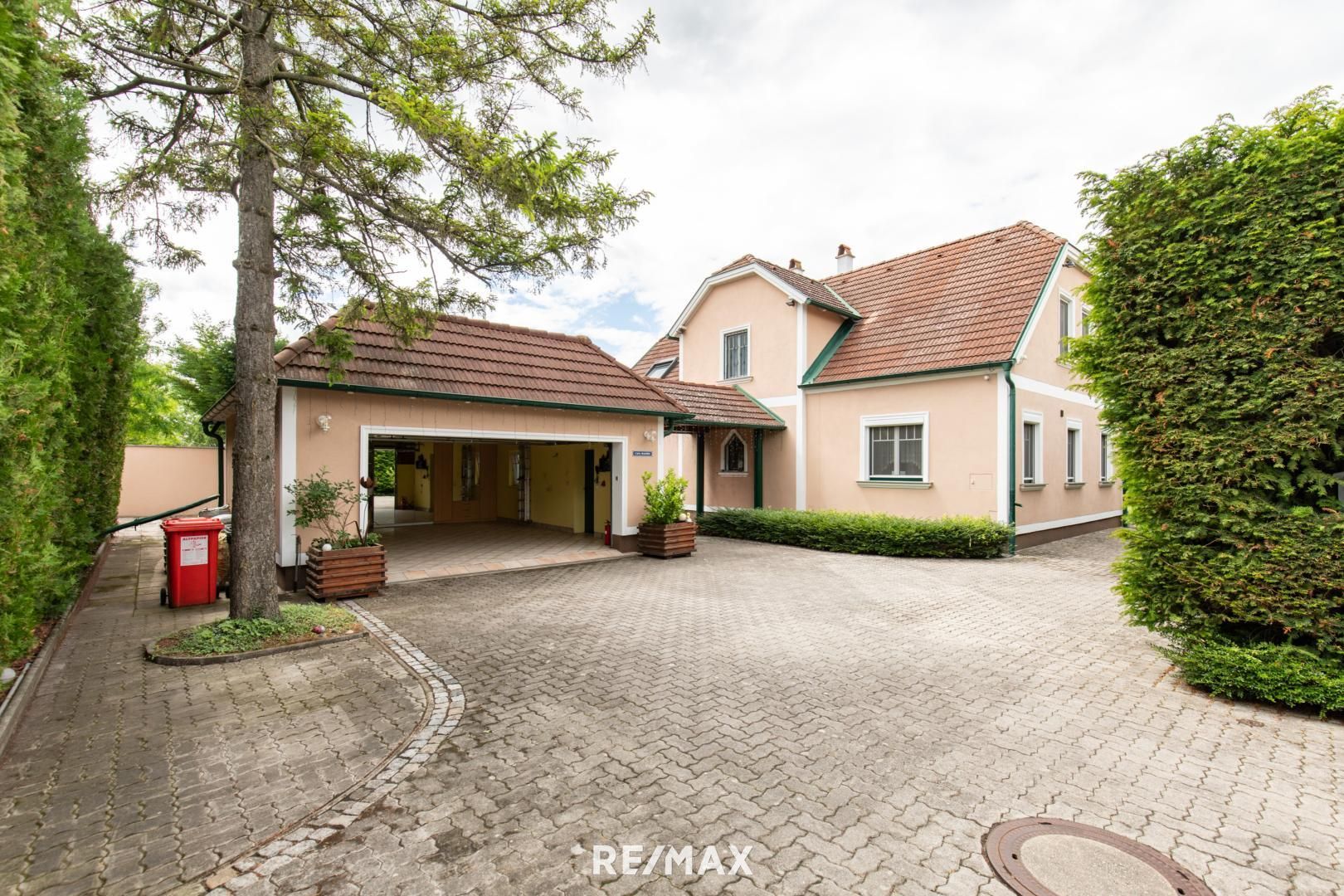 Großes Ziegelmassiv-Einfamilienhaus mit Wellnessbereich, beheizbarem Pool, Doppelgarage