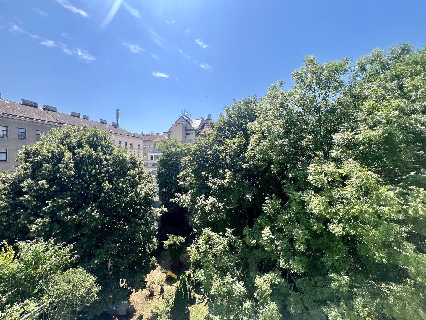 Hofruhelage: Altbauwohnung mit Grünblick!