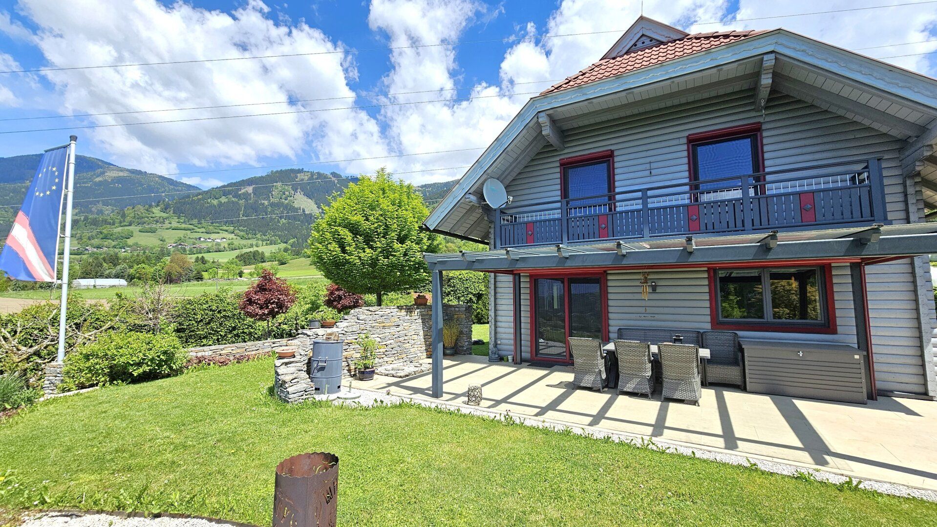 Leben im Holzblockhaus mit schönem Weitblick in Lammersdorf. 4 Zimmer, wunderschöner Garten, überdachte Terrasse und Solarenergie!