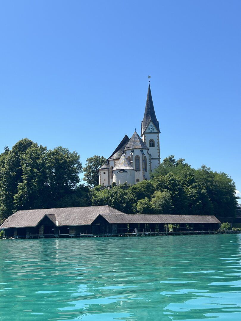 Exklusives Appartement mit Blick auf Maria Wörth und privatem Seezugang