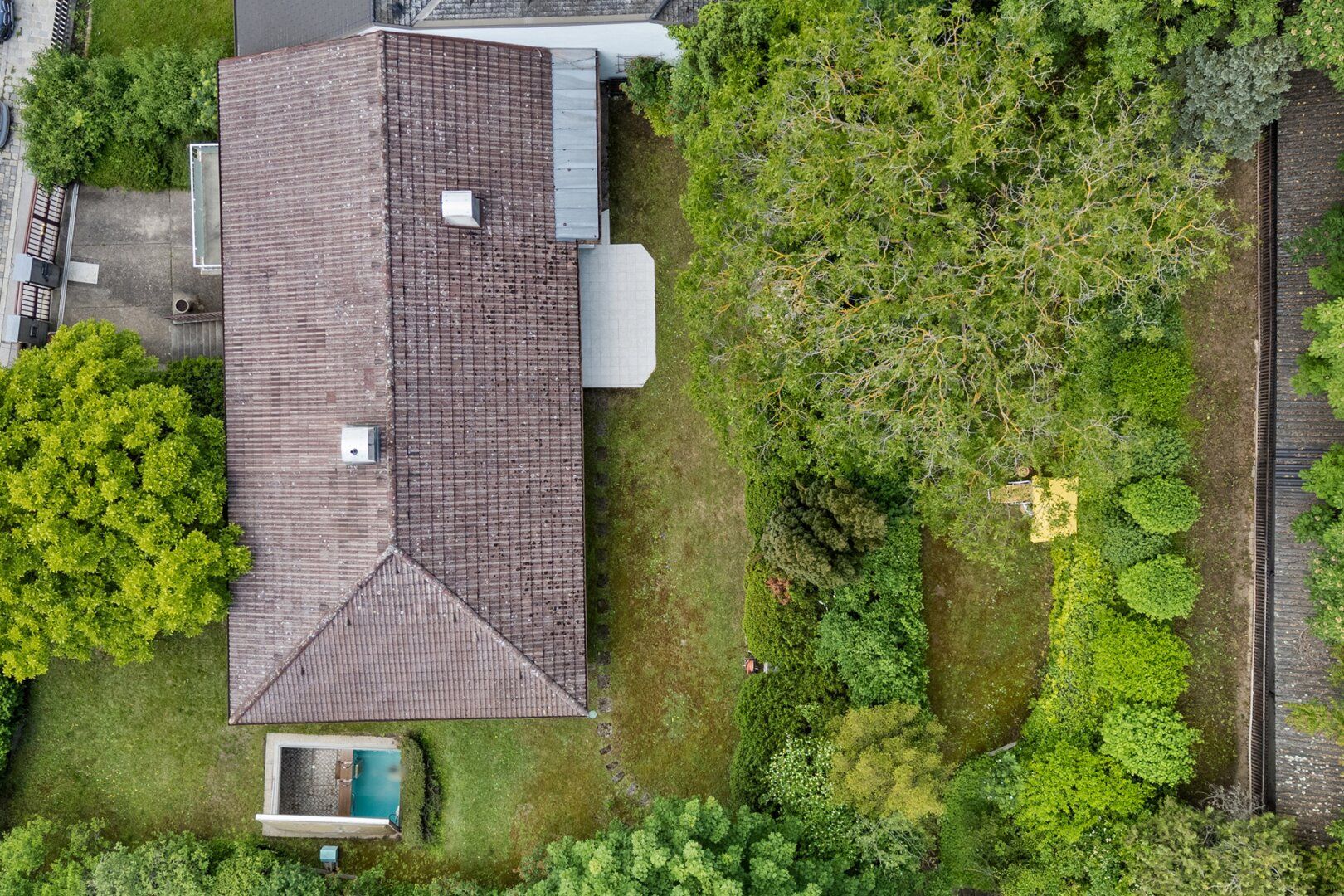 Zauberhafte Liegenschaft mit uneinsehbarem, großem Garten - Sanierung oder Neubau möglich
