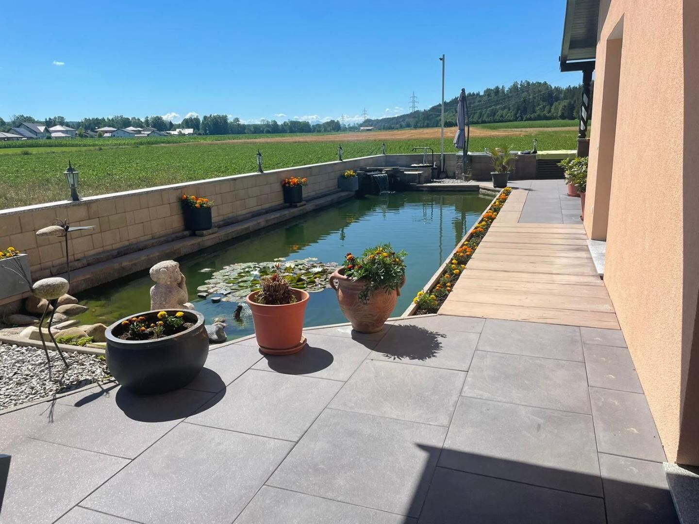 Luxuriöses Wohnen...Traumhafte EG-Wohnung mit Pool und Teich   ‍♀️  