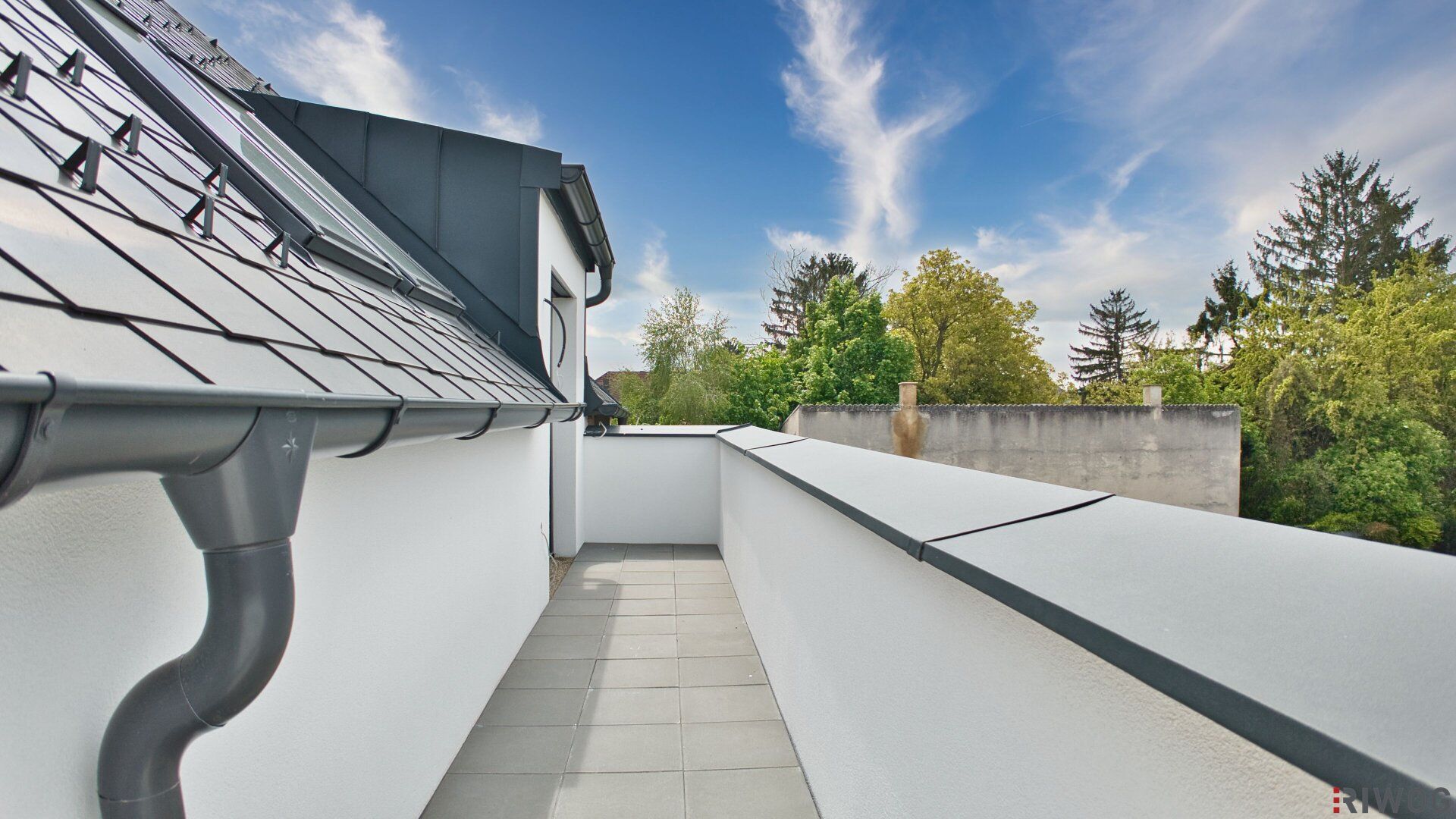 Erstbezug nach Errichtung | 3-Zimmer Dachgeschosswohnung mit Balkon in ruhigen Innenhof | PKW-Abstellplatz | fertiggestellt & bezugsbereit