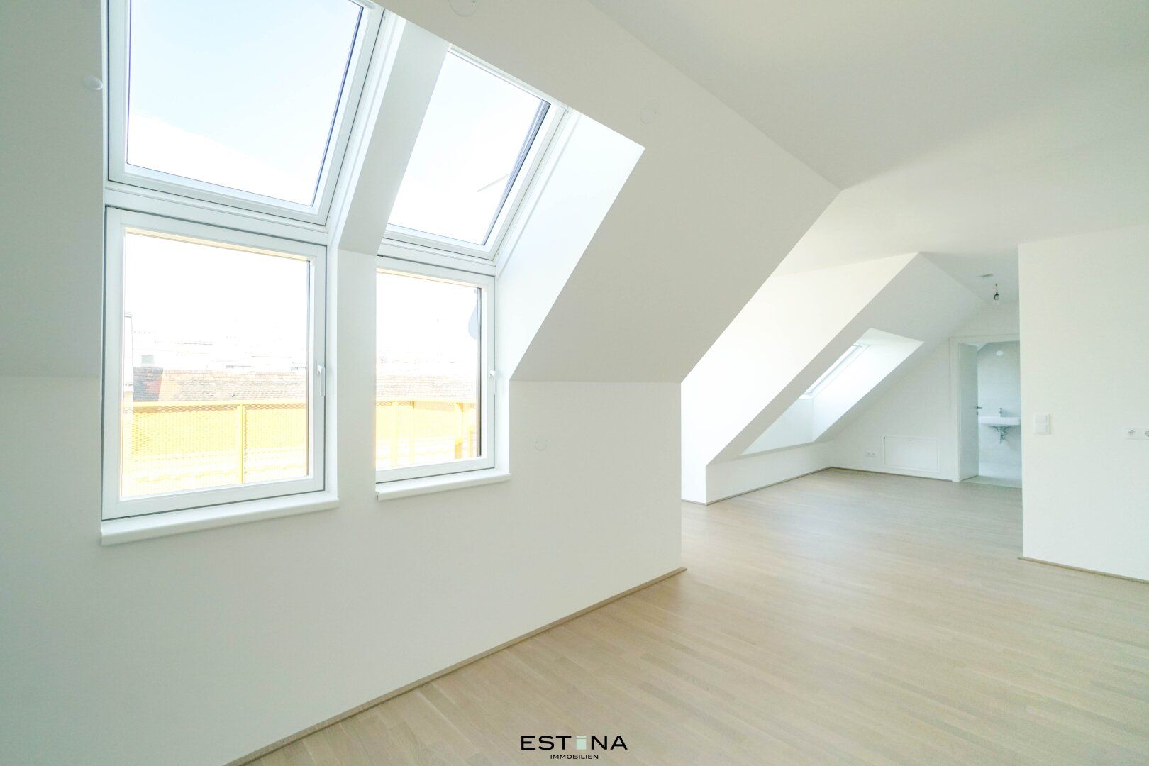 ruhig, zentral & weit oben - Dachgeschoss-Wohnung mit Klasse - provisionsfrei