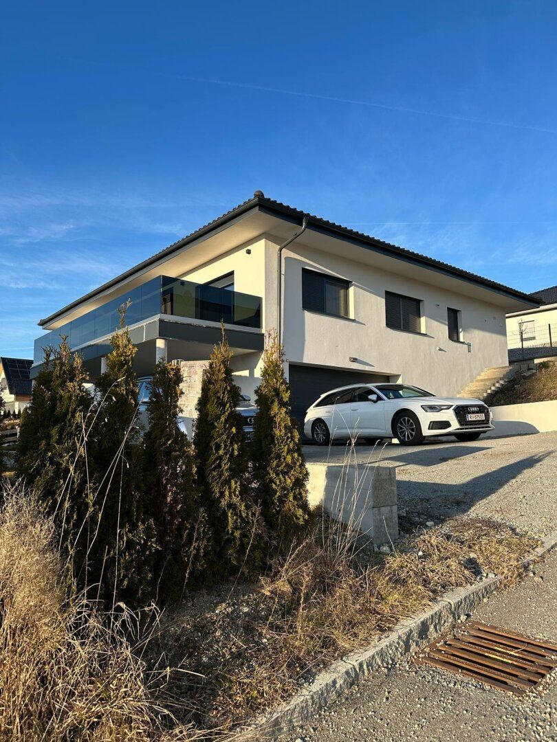 Modernes Einfamilienhaus mit Garage    