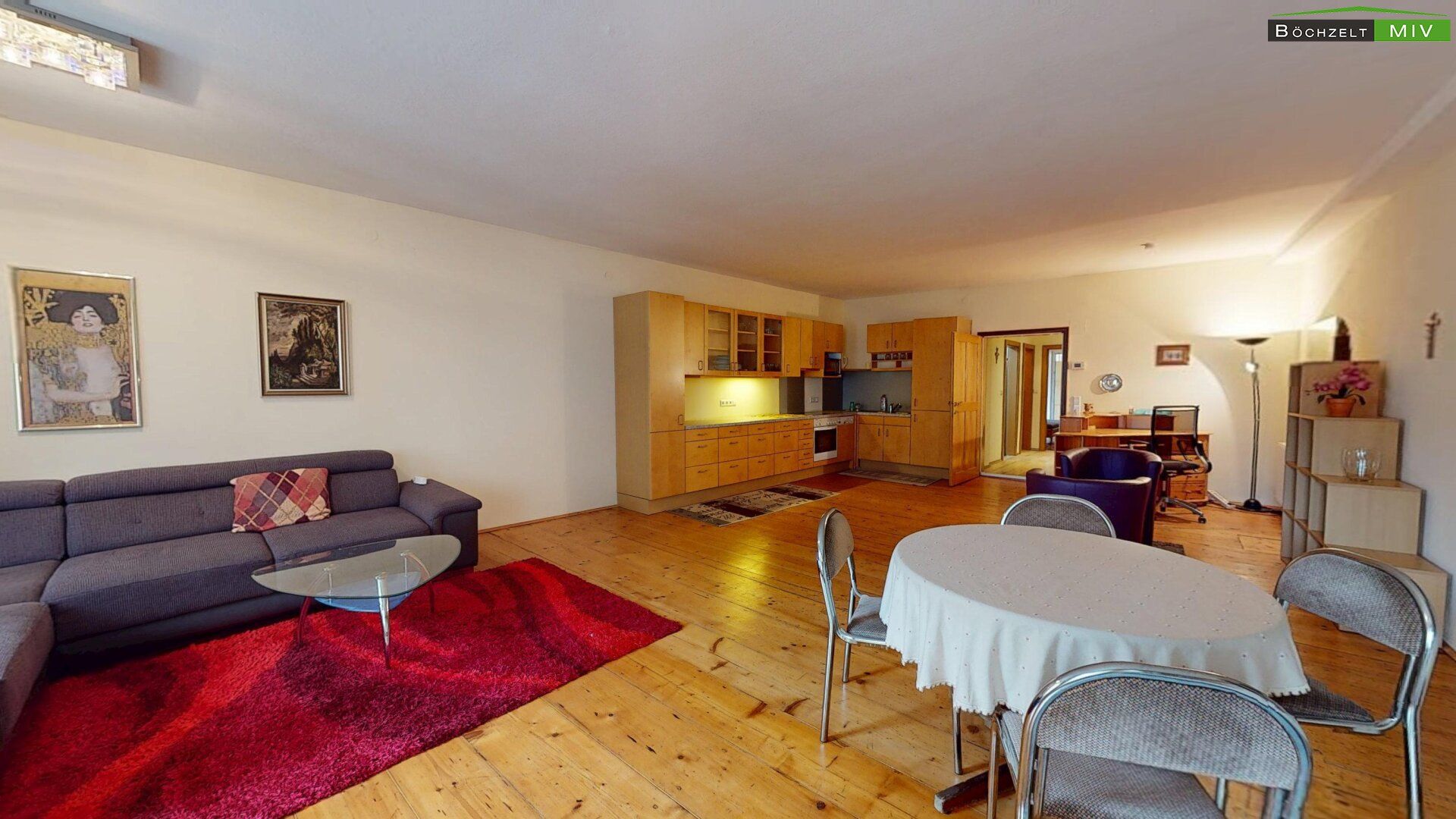 Ideal für Alleinstehende oder Paare: Großzügige Mietwohnung mit Charme nahe dem Hauptplatz, mit ruhiger Terrasse, sanierten Bad und Aufzug.