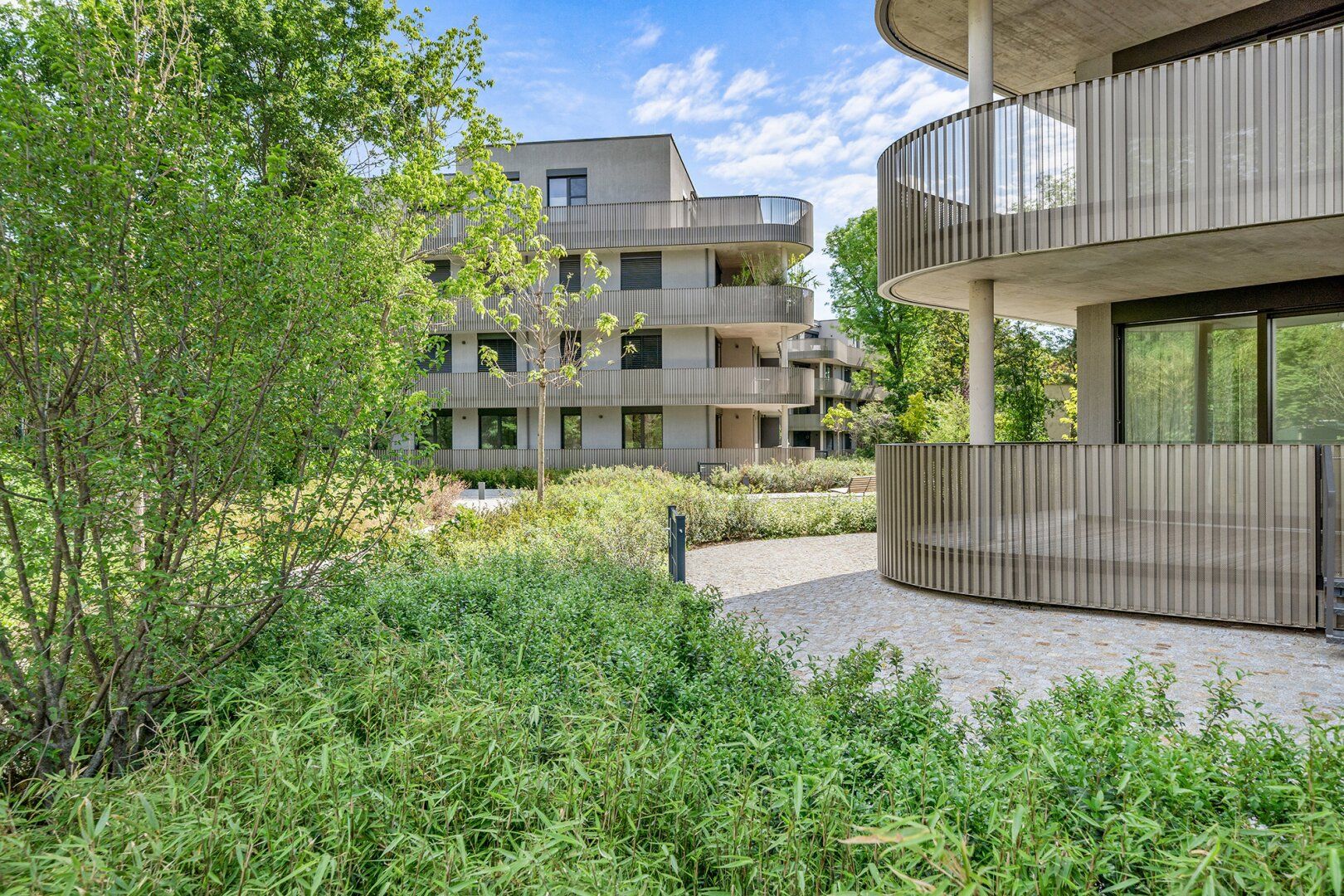 Luxus inmitten grüner Idylle: 2 Zimmer-Terrassentraum im 