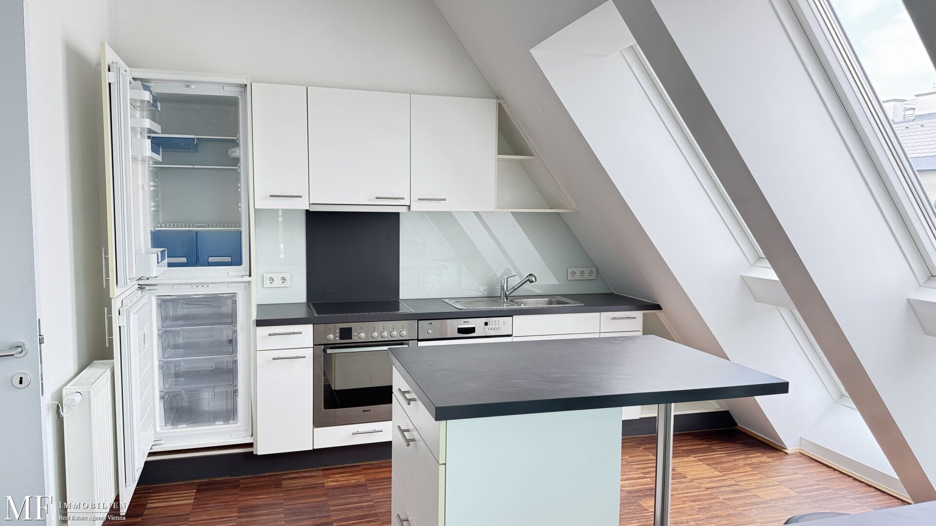 Klimatisierte 3-Zimmer-DG-Wohnung mit Terrasse und Stadtblick
