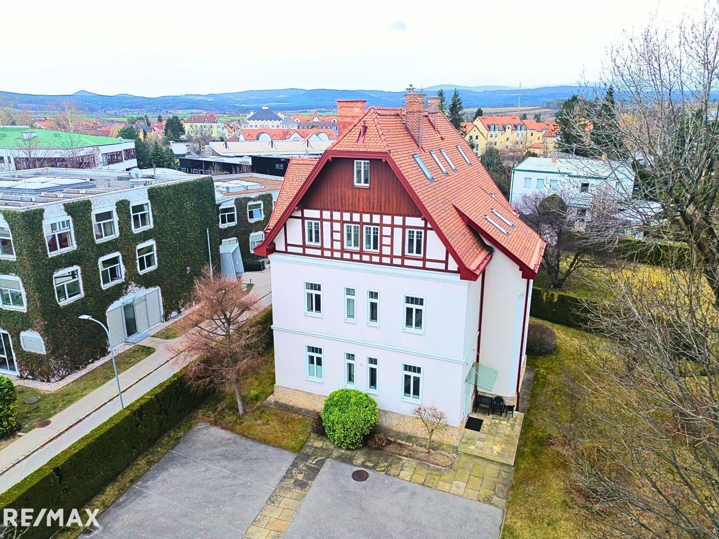 EXKLUSIVES INVESTMENT ODER EIGENNUTZUNG! Villa mit 4 Wohneinheiten im Zentrum!
