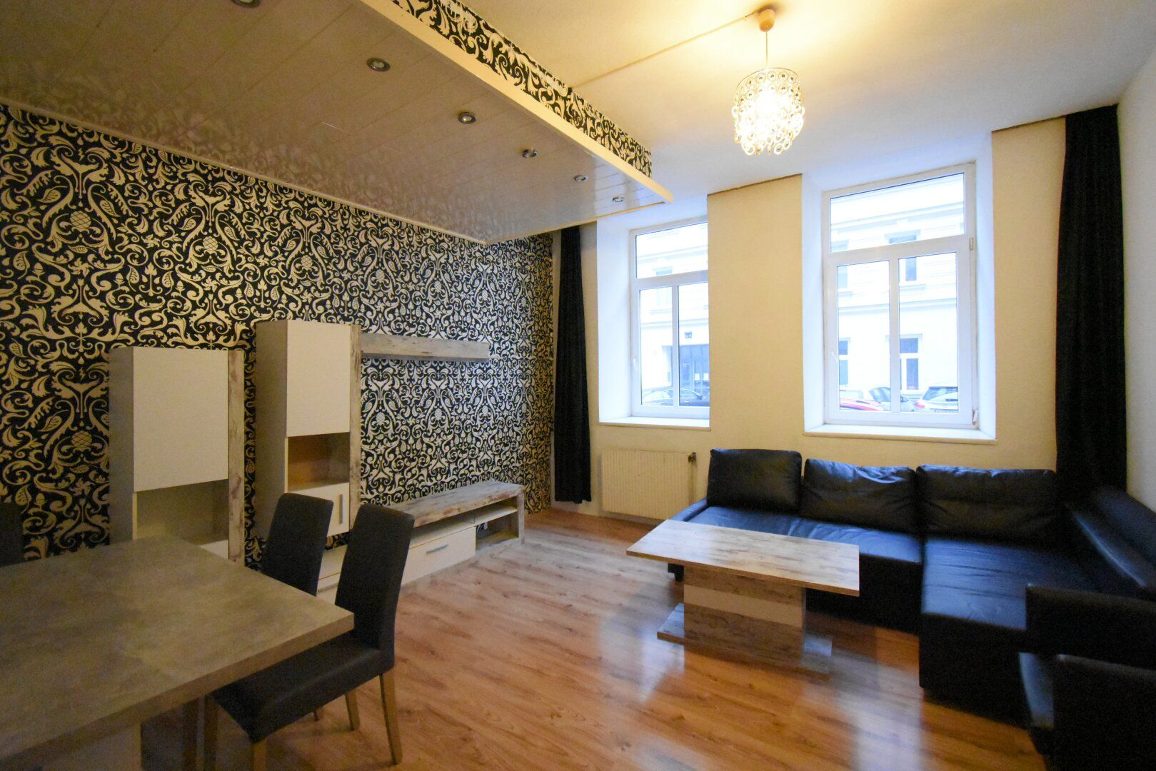 ++NEU++ Renovierungsbedürftige 4-Zimmer Altbauwohnung im Erdgeschoss!
