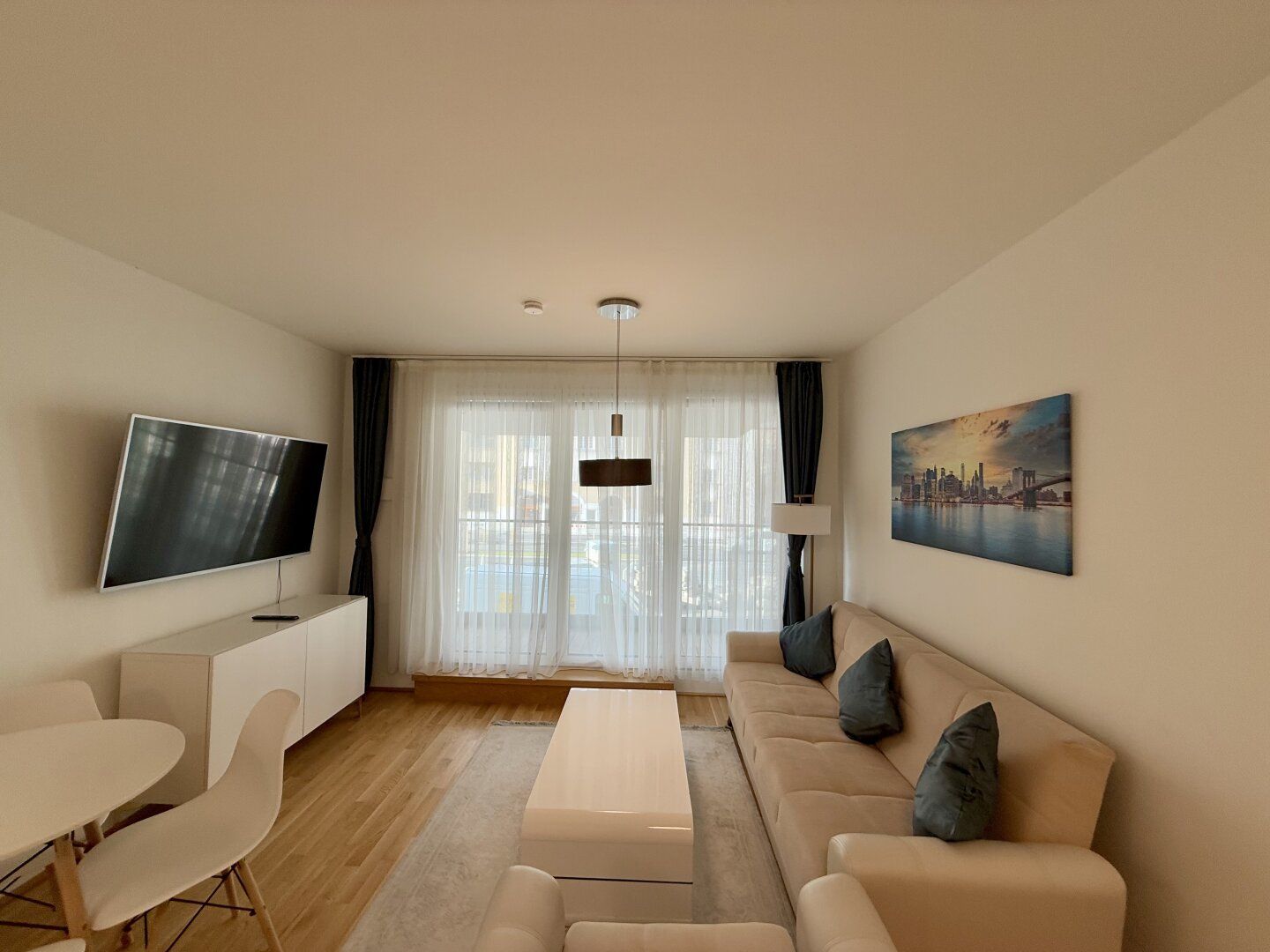 Vollmöblierte moderne Wohnung mit Loggia - fully furnished modern apartment with loggia