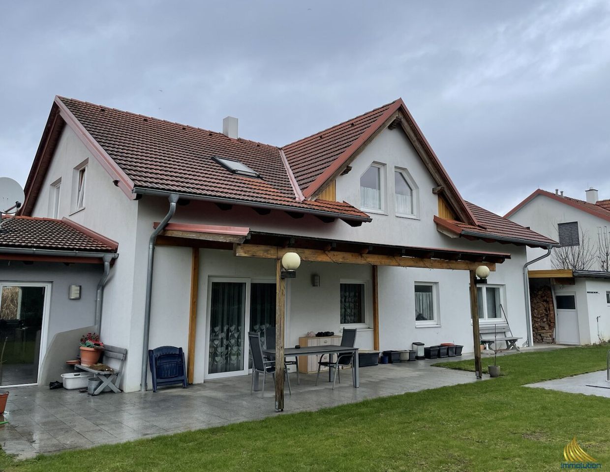 dreistöckiges Ein- oder Mehrfamilienhaus mit großem Garten!
