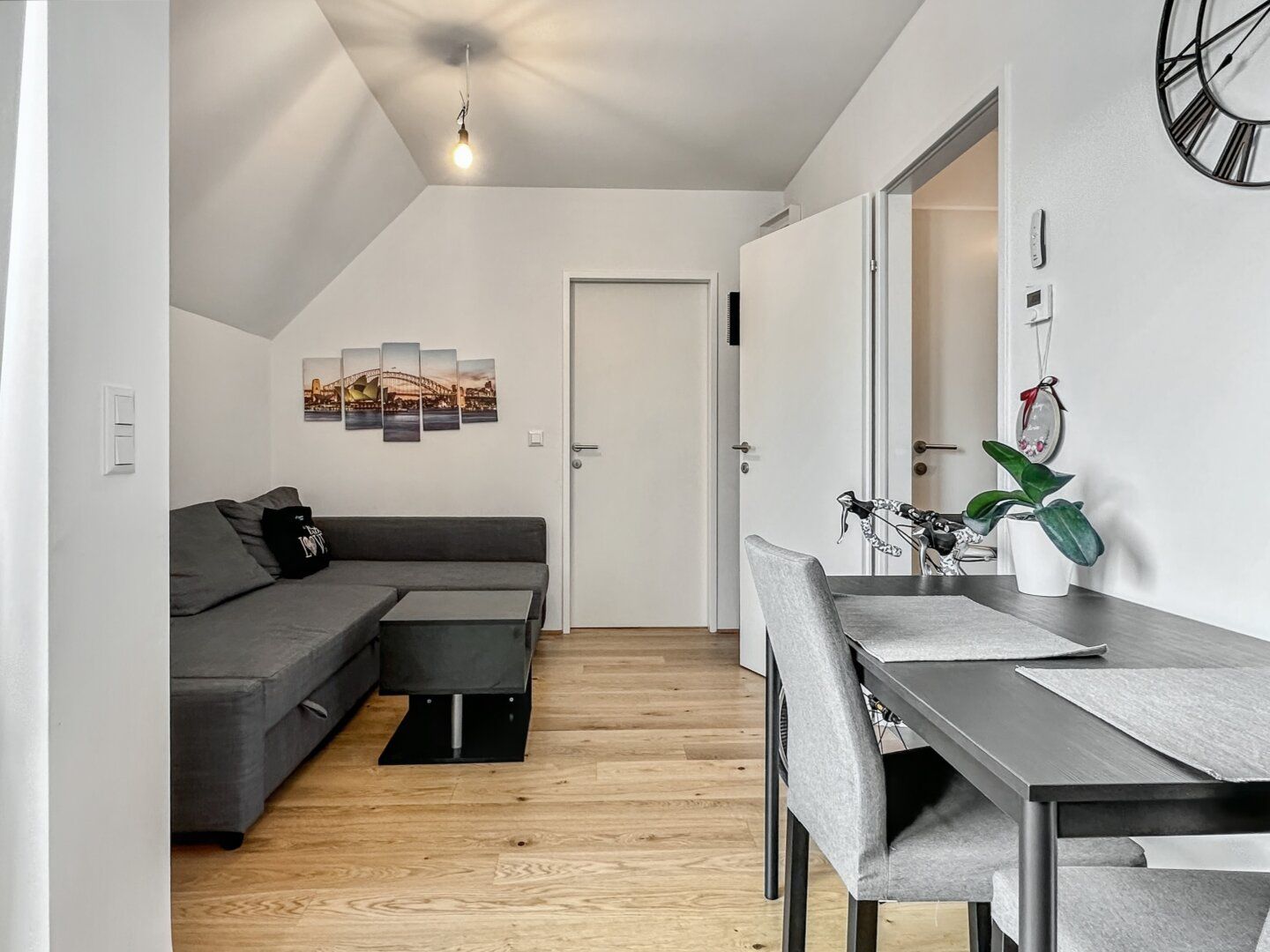 40 m² | Hofseitige 2-Zimmer Wohnung mit Loggia | Thaliastraße | Billa im Haus | 4. Liftstock