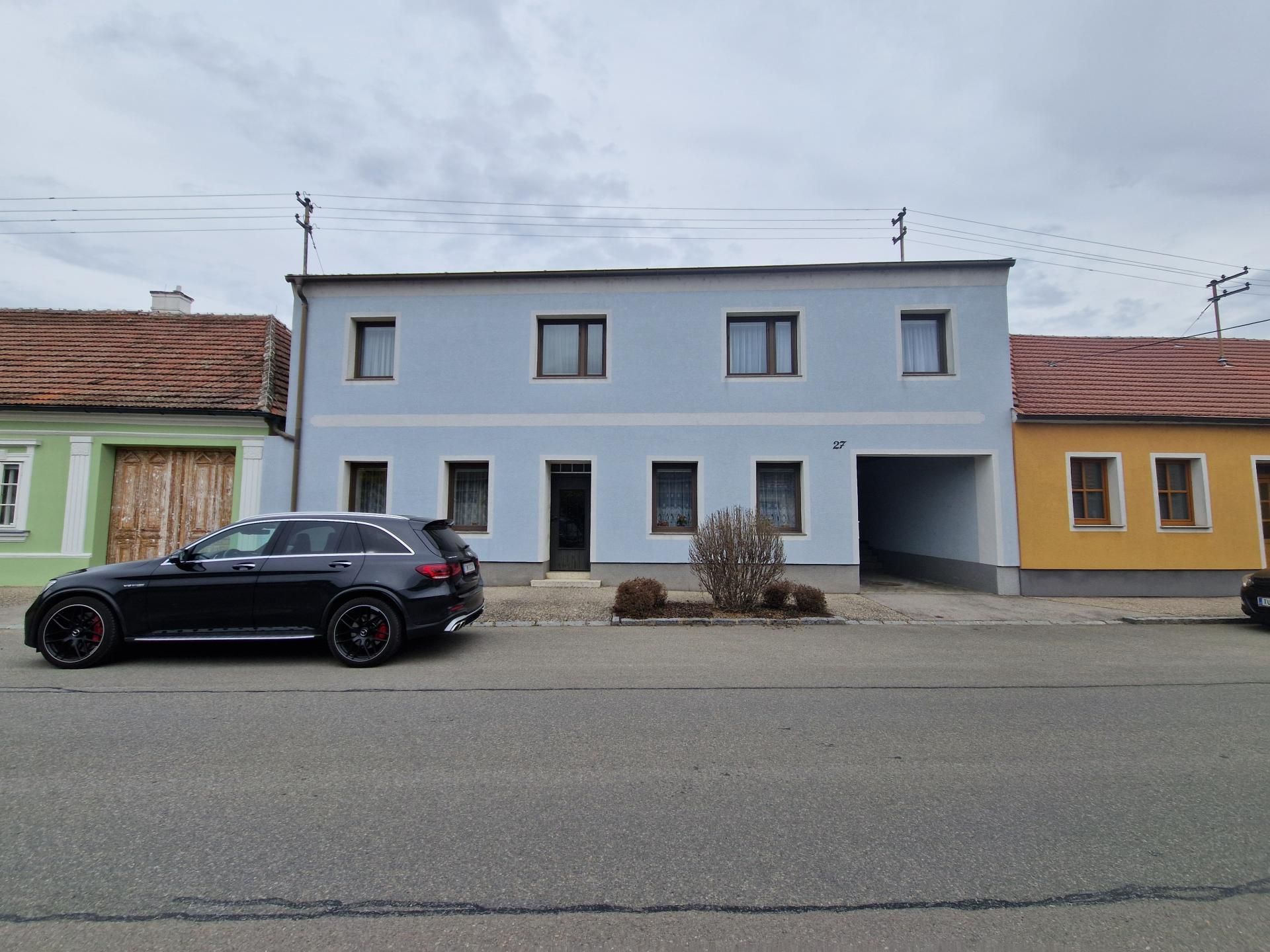 GROSSZÜGIGES LANDHAUS MIT GESCHLOSSENEM INNENHOF, WERKSTATT UND NEBENGEBÄUDEN IN PARADIESISCHER GRÜNRUHELAGE MIT MÖGLICHKEIT AUF STADEL UND KLEINE LANDWIRTSCHAFTLICHE FLÄCHE