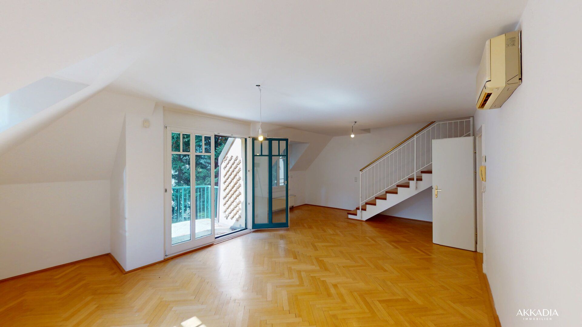 Elegante Dachgeschosswohnung mit Gartenblick, Terrassen und Garage