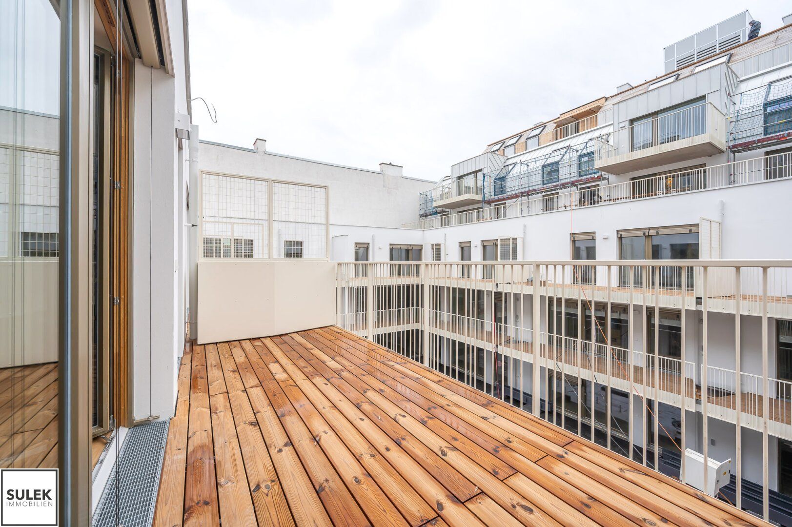 Erstbezug ab sofort - gemütliche 2 Zimmer Dachgeschosswohnung mit Balkon, klimatisiert - Apollogasse 18