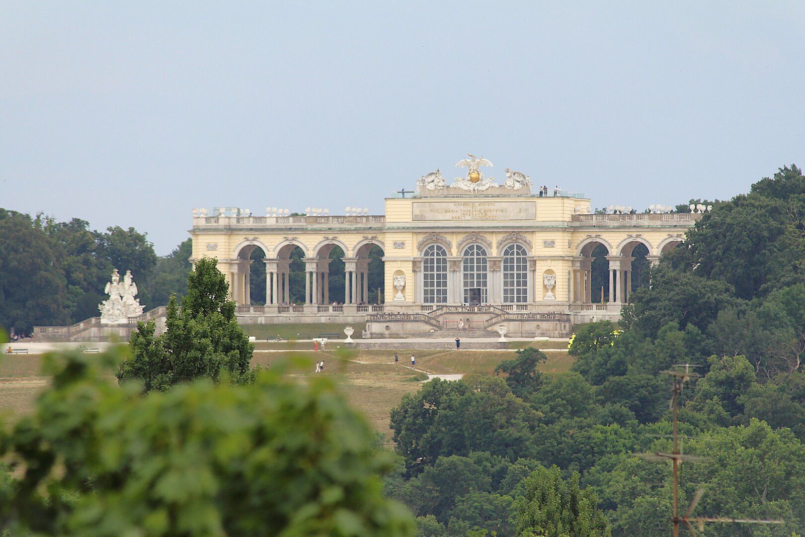Schloss Schönbrunn und Gloriette: geplanter Rohdachboden bei U4 Hietzing