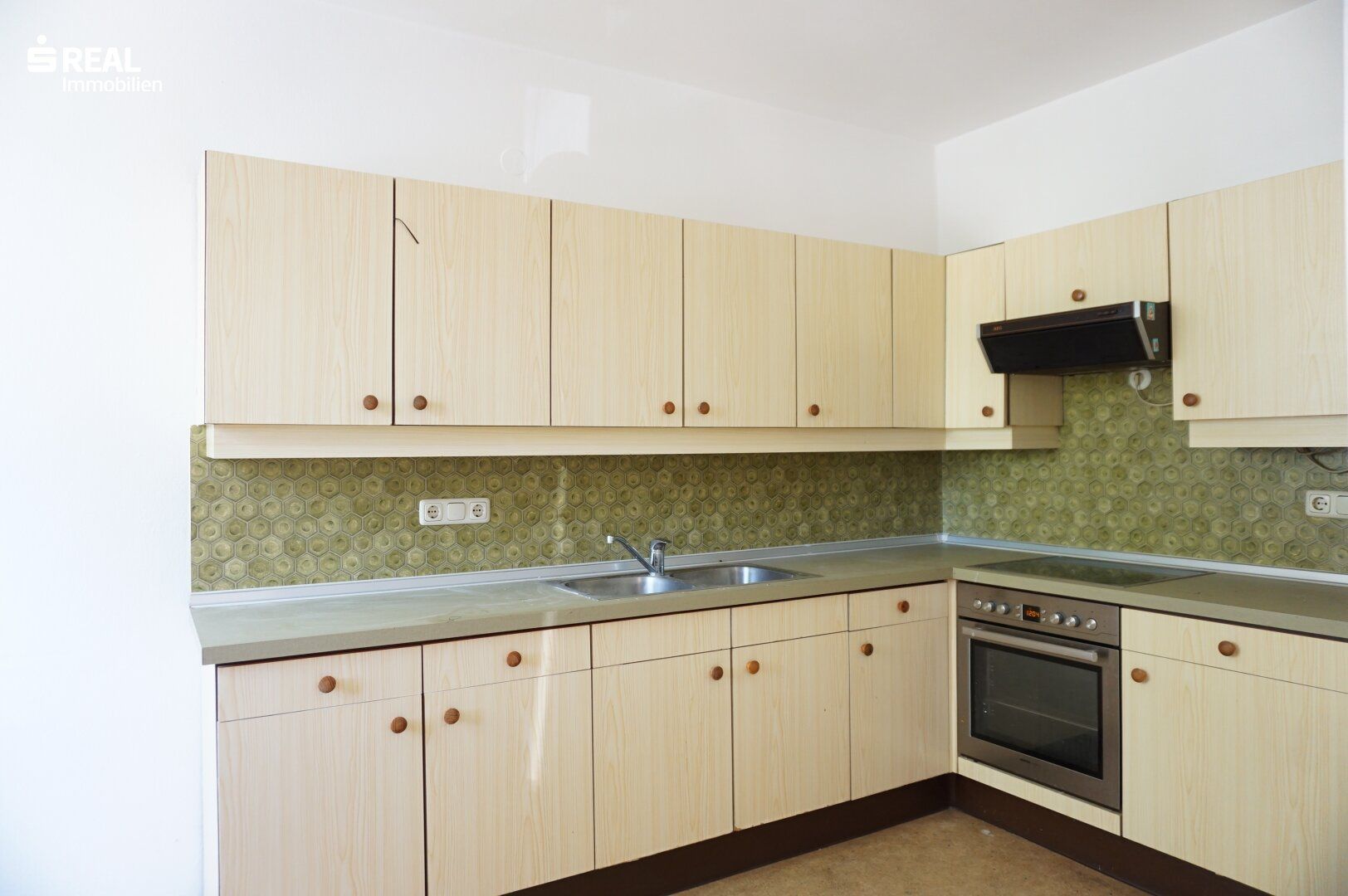 Renovierungsbedürftige 1-Zimmer-Wohnung mit Loggia Nähe LKH