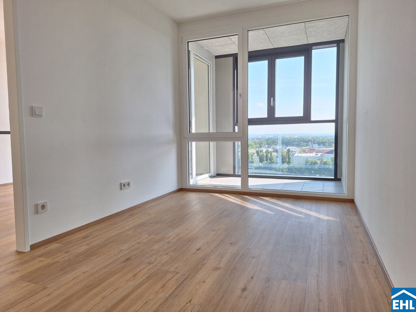Wohnen im 15.OG! 2-Zimmer Wohnung mit voll ausgestatteter Einbauküche und Loggia