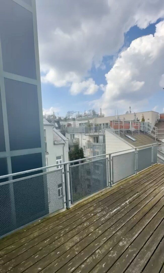 Helle Dachgeschoss- Wohnung mit Garagenplatz und großer Terrasse* Nähe der zukünftigen U2- Station