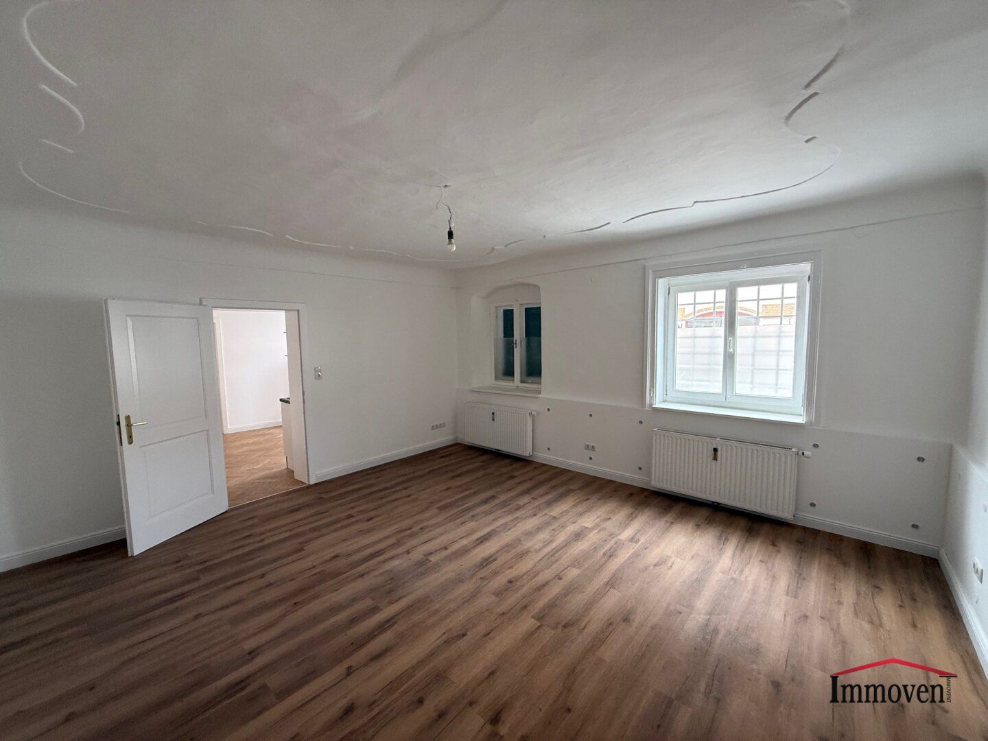 Komplett neu sanierte, gepflegte 2-Zimmer-Altbauwohnung in zentraler Lage