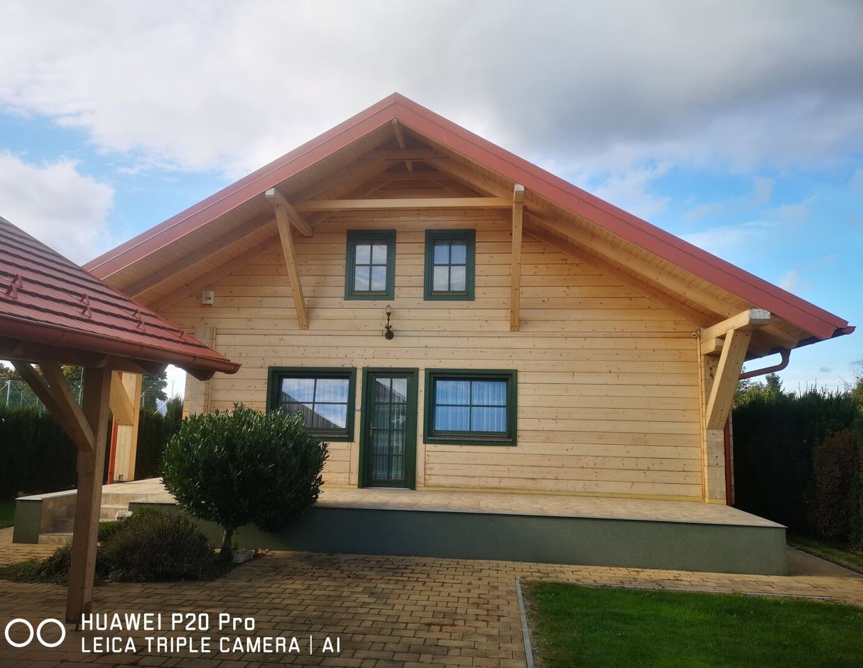 Ungarische Idylle: Neuwertiges Holzhaus mit 130m², 4 Zimmern & Garten