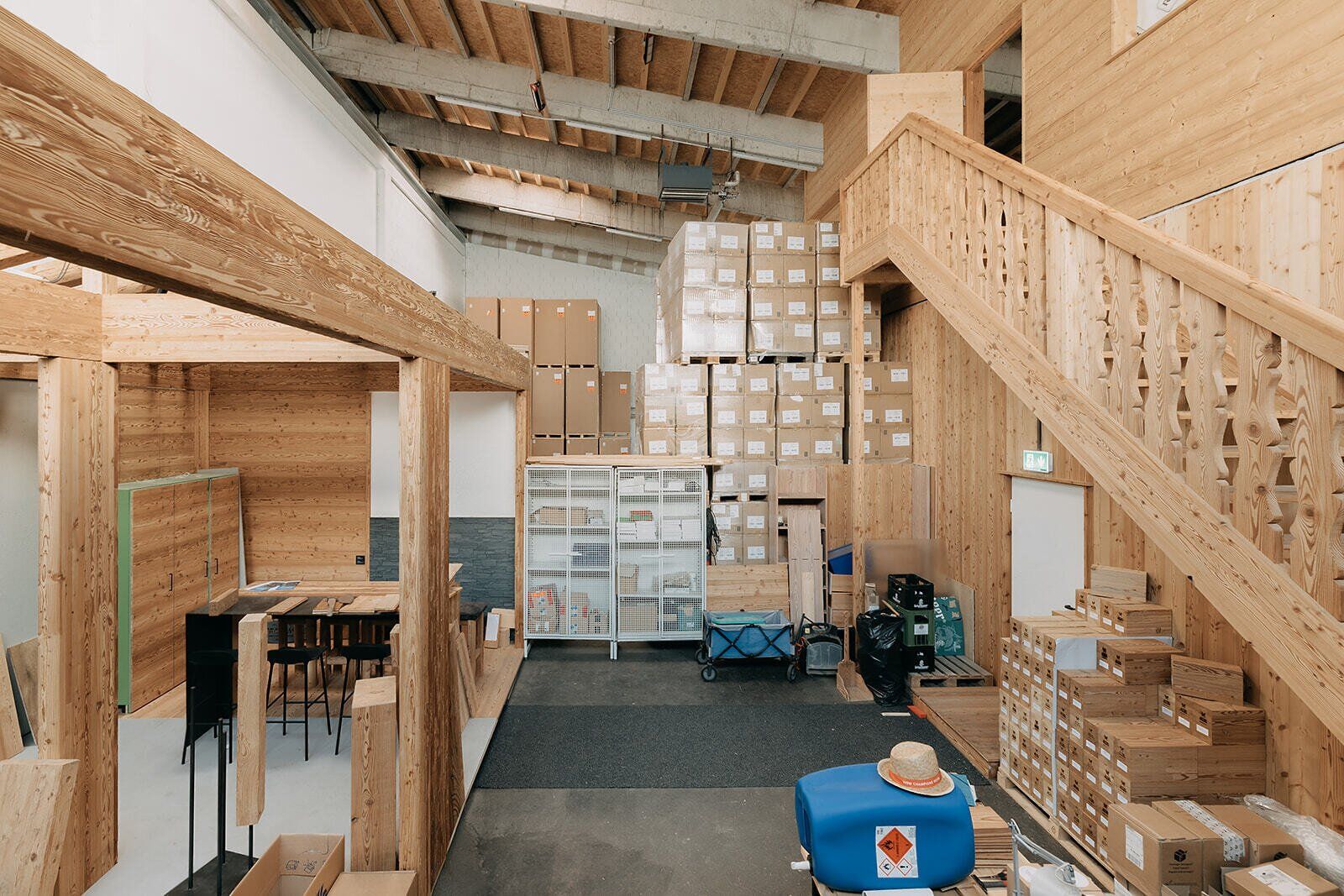 Zirl / Tirol: 255,60 m² Lagerhalle, 184 m² Büro und 740 m² Außenlager - A12 Abfahrt Zirl West - Ansicht 2