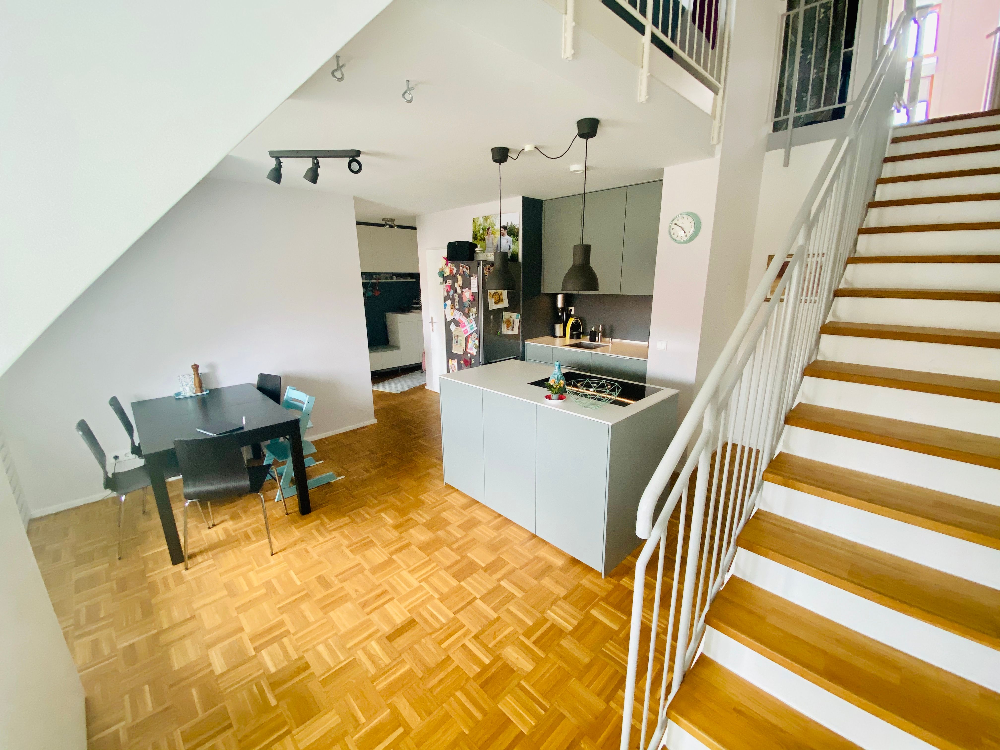 Top ausgestattete DG-Wohnung mit viel Stauraum, Garten & Garagenplatz: Ideal für Paare & Familien
